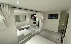 Luxurious High Spec 1 Bedroom Apartment In London
